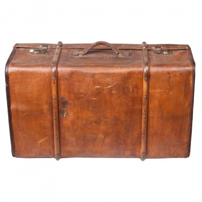 Kufer z mosiężnymi okuciami. Drewno, płótno impregnowane i lakierowane. Ok. 1930